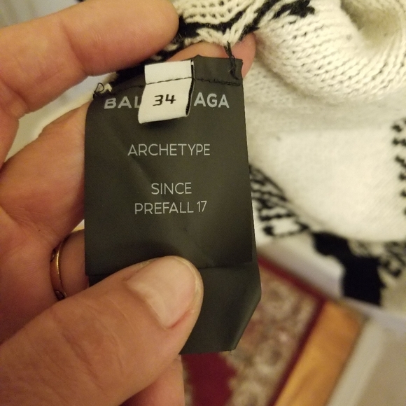 Balenciaga  Iconic Logo Sweater - Picture 12 of 13